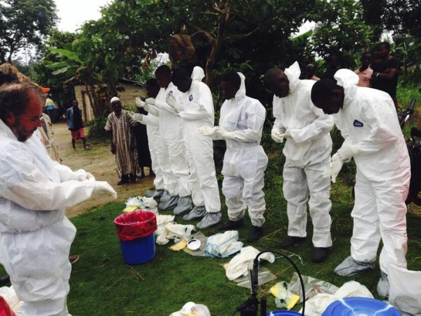  Volunteers prepare to remove the bodies of people who were suspected of contracting Ebola and died in the community in the village of Pendebu, north of Kenema August 2 , 2014. REUTERS/WHO/Tarik Jasarevic/Handout via Reuters